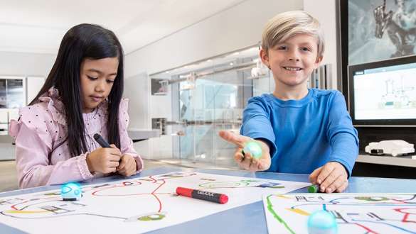 Kinder lernen erste Schritte im Programmieren mit Zeichnungen und LEDs 