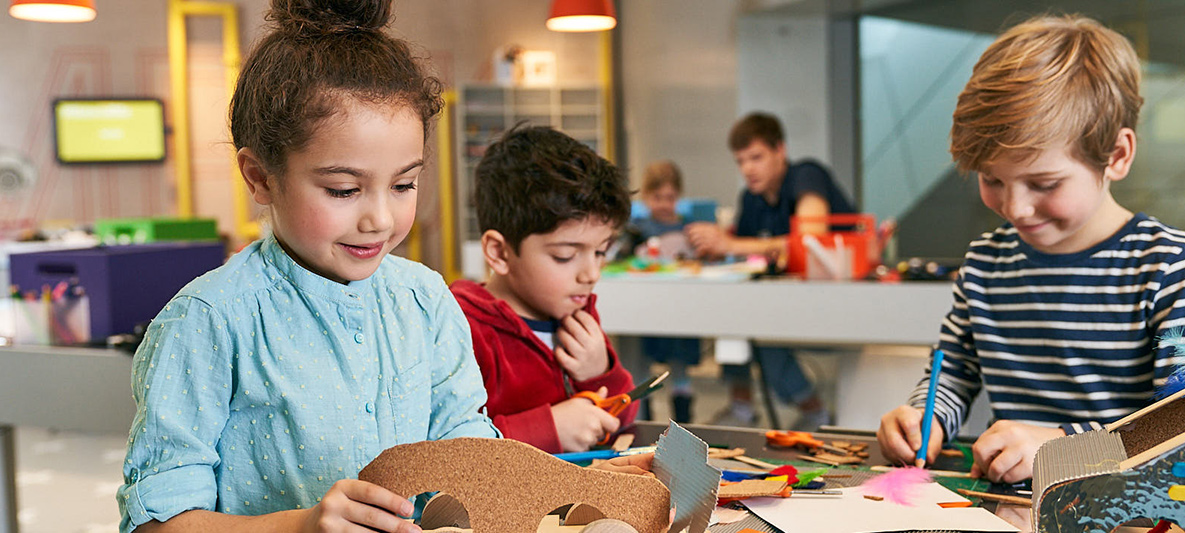 BMW Welt Kreativworkshop Kinder basteln Holzautos im Kreativworkshop der BMW Welt