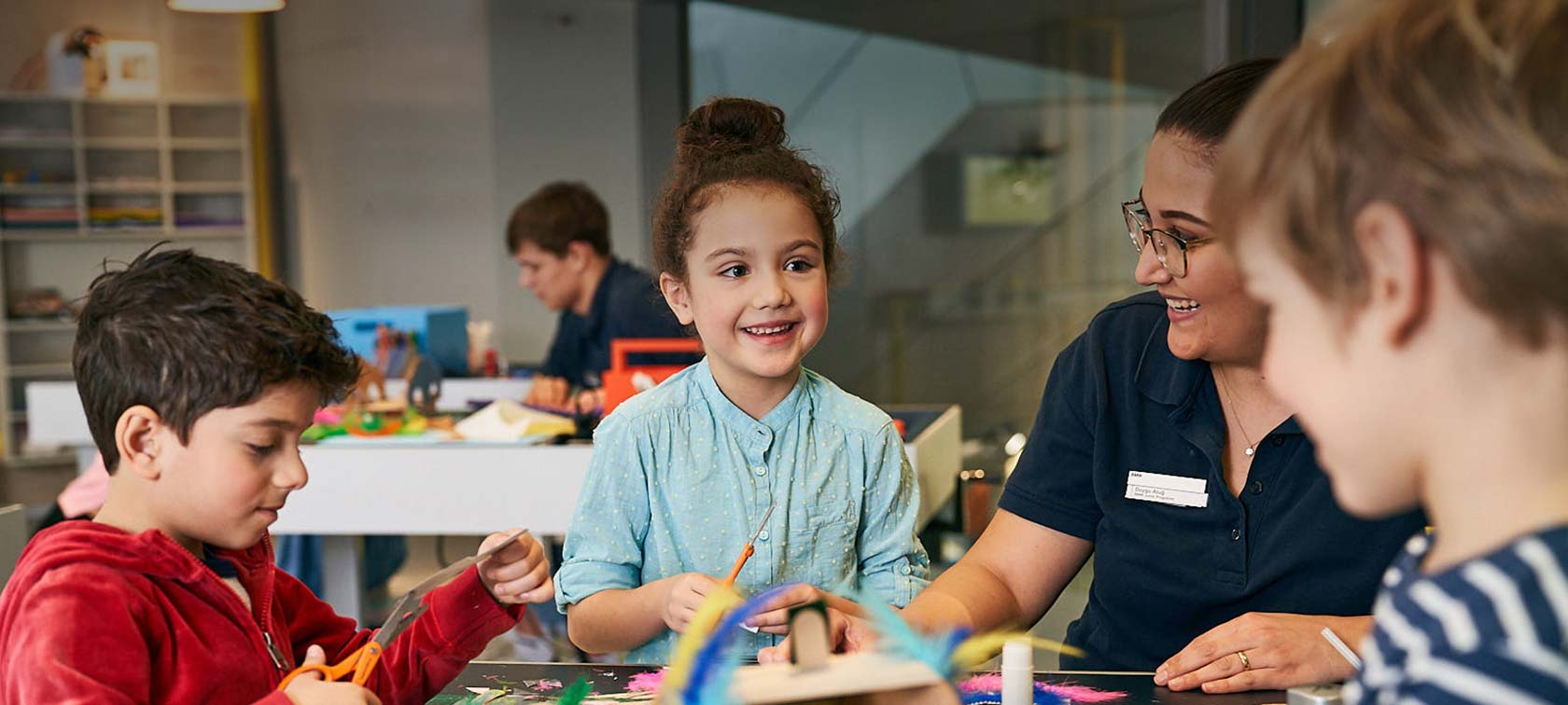BMW Kreativworkshops Kinder basteln kreative Automodelle aus Pappe