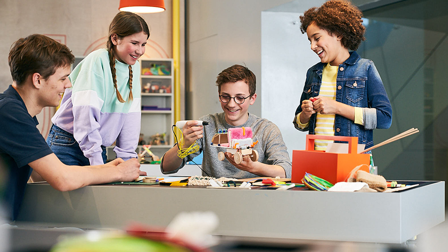 BMW Klassen- und Gruppenausflüge Kreativworkshops Kinder basteln an einem futuristischen Auto im BMW Kreativworkshop