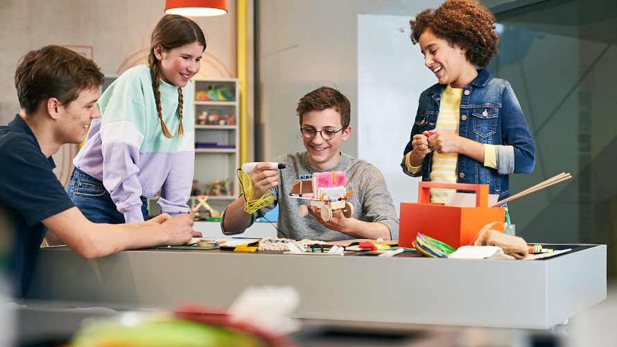 BMW Familien und Kinder Kreativworkshops Kinder basteln an einem futuristischen Auto im BMW Kreativworkshop