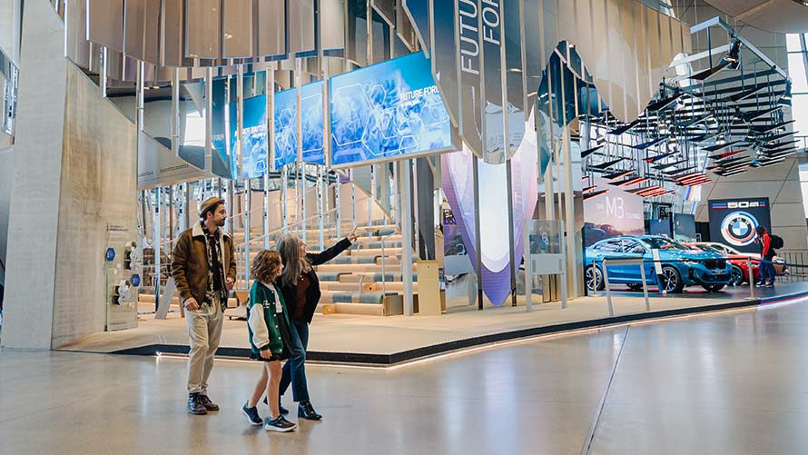 Sprecherin mit Mikrofon und Präsentationskarten im BMW FUTURE FORUM